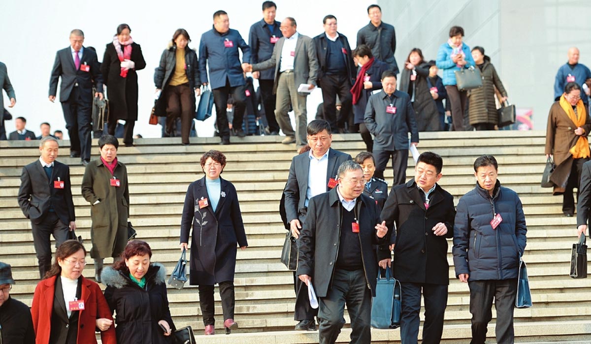 代表们走出会场意犹未尽地讨论政府工作报告