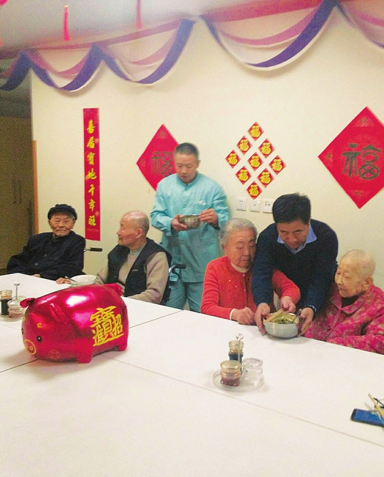 节日我当班】护理员：老人开心了 加班也值了