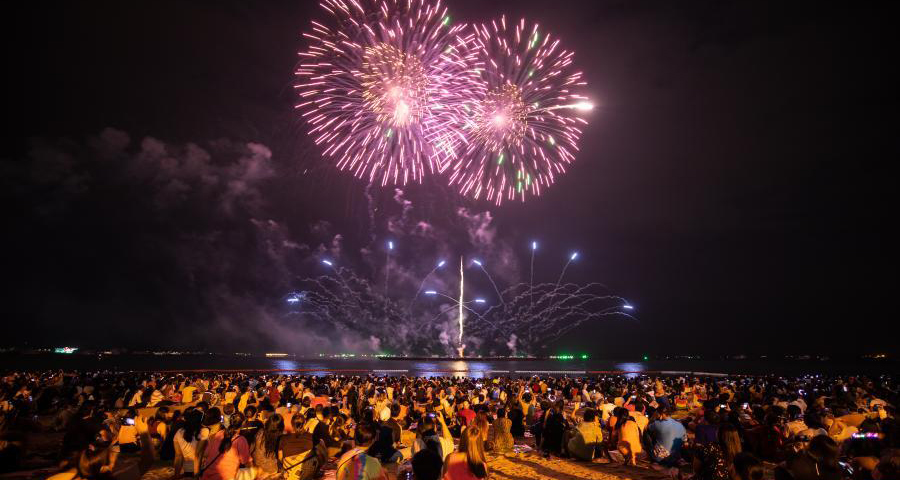 绚丽烟花点亮芭堤雅夜空