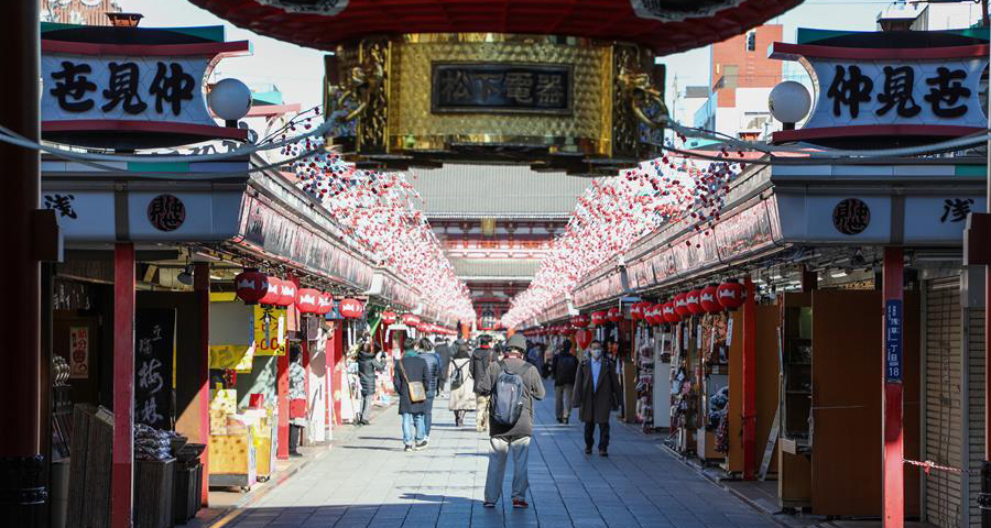 日本东京实行紧急状态后的首个周末