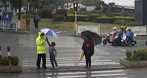 暖心！小男孩与执勤交警互相点赞