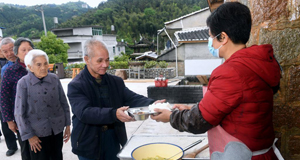 小山村“共享食堂”开张