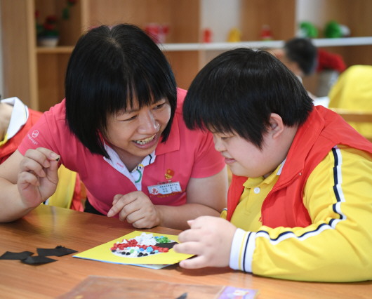 “她用了25年，成为四千孤弃儿童的“天使妈妈”