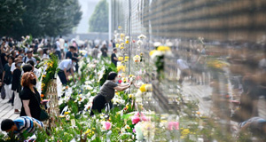 唐山大地震45周年：纪念墙前寄哀思