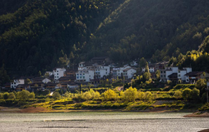 崇山峻岭间的美丽乡村