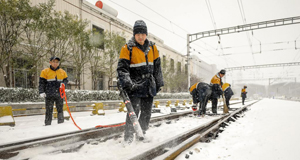 雪中的铁路守护者