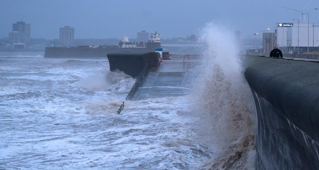 英国部分地区遭遇风暴天气