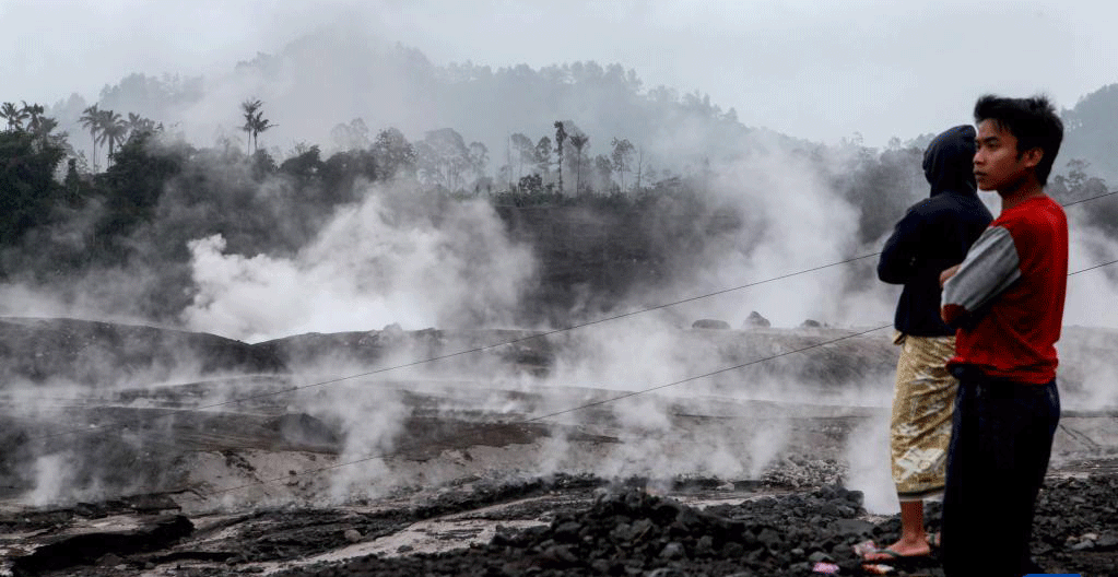 印度尼西亚塞梅鲁火山喷发