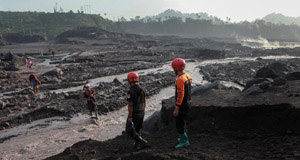 印尼塞梅鲁火山喷发 近两千人被紧急疏散