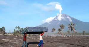 印尼火山继续喷发