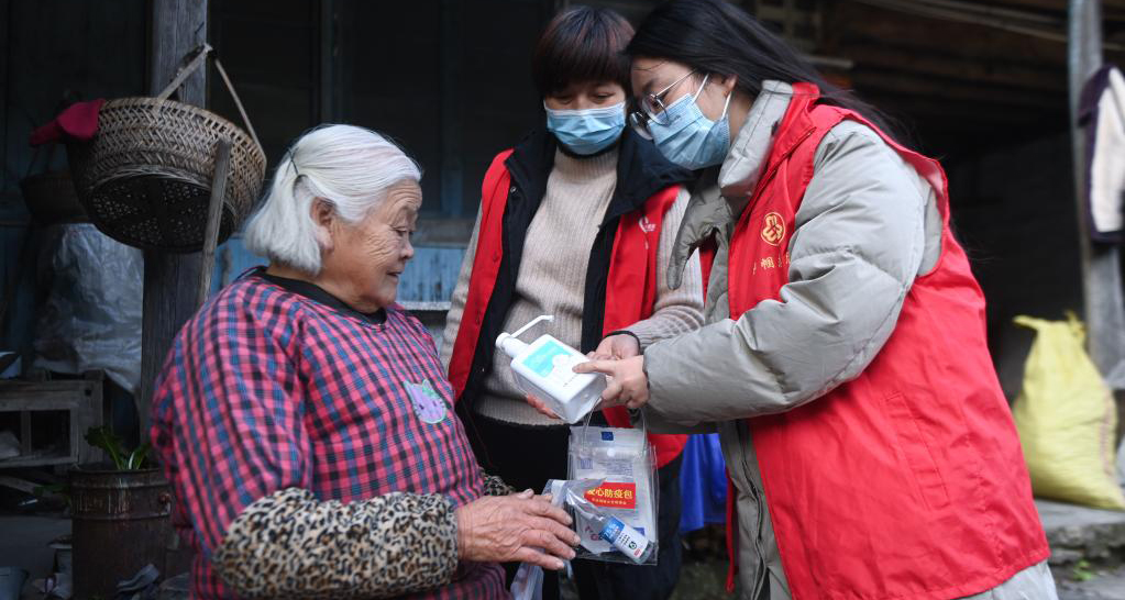 爱心志愿团助力山村"一老一小"医疗保障