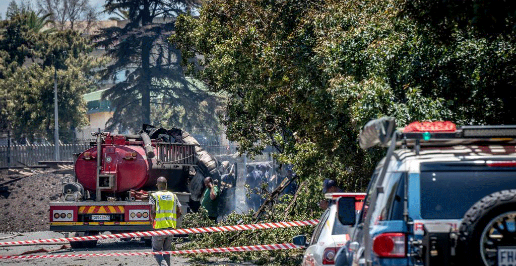 南非一油罐车爆炸致10人死亡