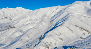 雪满金山寒冬忙