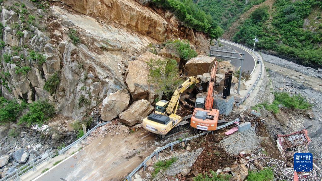 北京努力复通山区道路