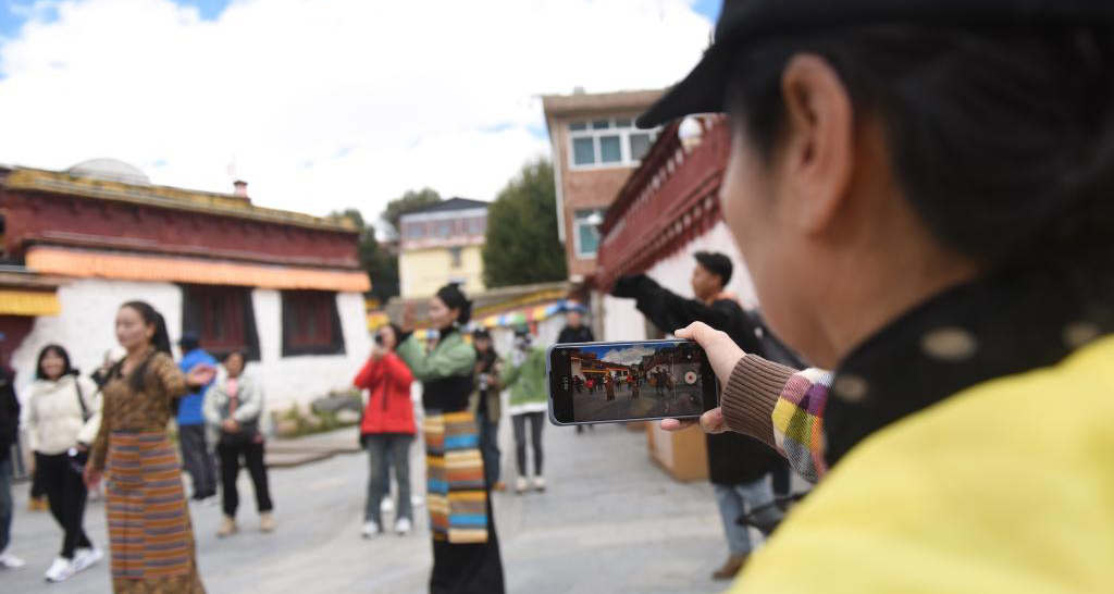 传承藏地文化 发展民俗旅游