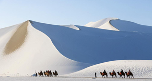 甘肃敦煌：雪后大漠景如画