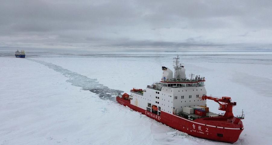 雪龙2号和“天惠”轮正在穿越浮冰区