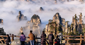 张家界：峰林云间天子山