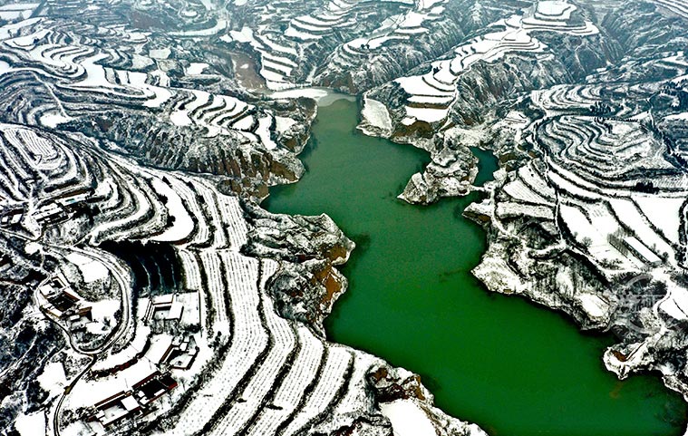 黄土高原梯田雪景宛如水墨画 