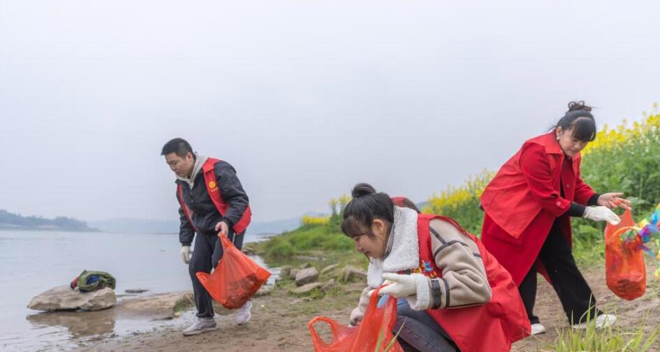 川渝“一抹志愿红” 守护碧水向东流