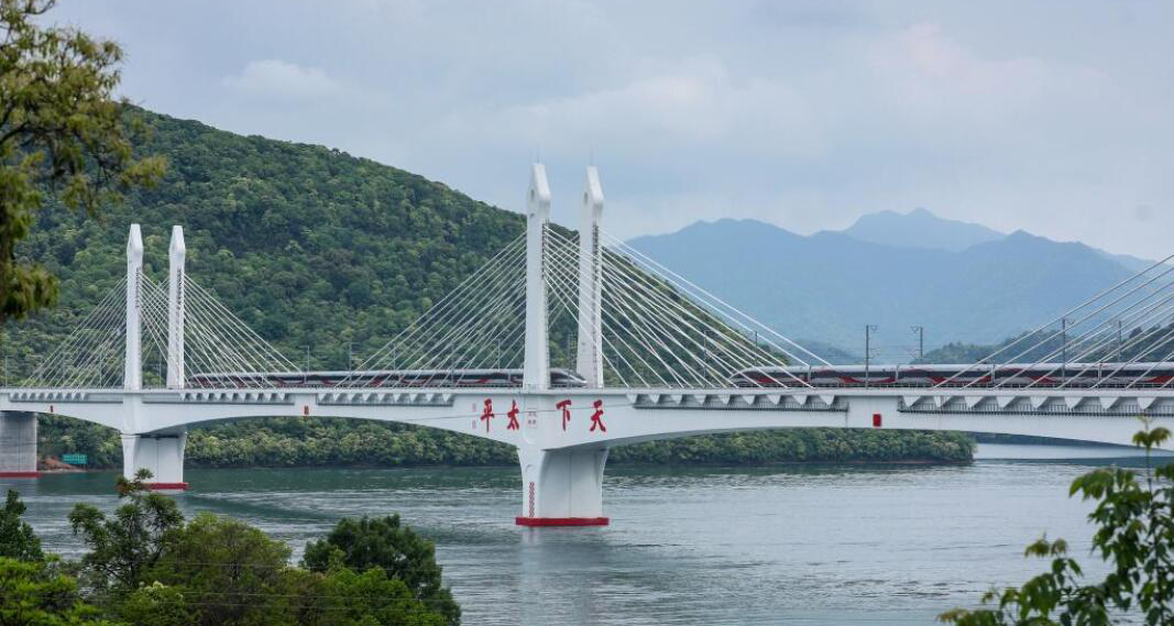 池州至黄山高铁开通运营