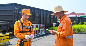 铁路调车员坚守岗位保障暑运