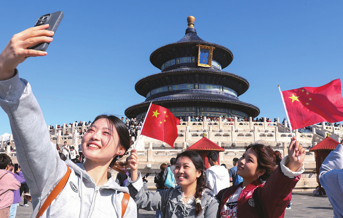 游客在北京天坛公园祈年殿前拍照留念