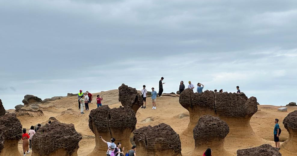 台湾野柳：怪石嶙峋引游人