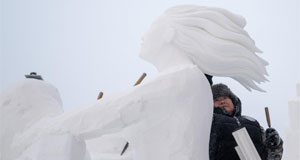 芳容初露 雪雕高手“冰城”秀技