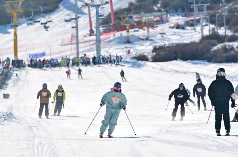 乌鲁木齐中小学生滑雪马拉松开赛