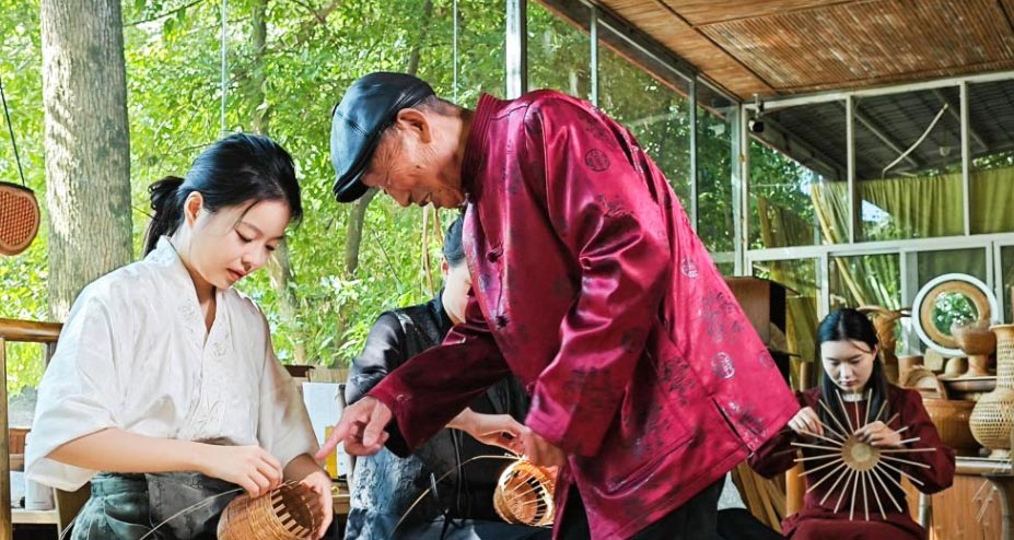 "熊猫抱竹"绕纤丝 非遗盖碗飘茶香