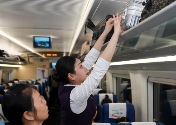 优化适老服务 助力银发旅客便利出行