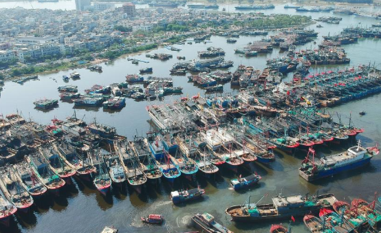 海南三亚：渔船归港休渔