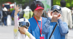 "五一"假日北京798艺术区吸引大批游客