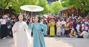 劳动者坚守岗位 庆祝自己的节日
