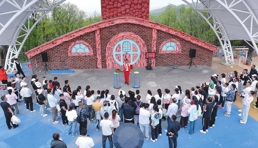 仙堂山景区吸引众多游客参观