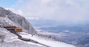雪山和森林拥抱的高原之城