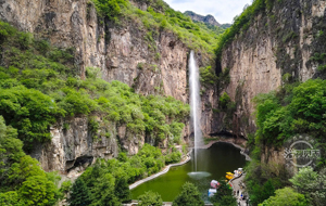 五一小长假藏山景区游人如织