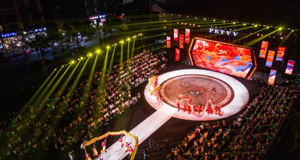 古镇音乐时装秀点亮“夜经济”