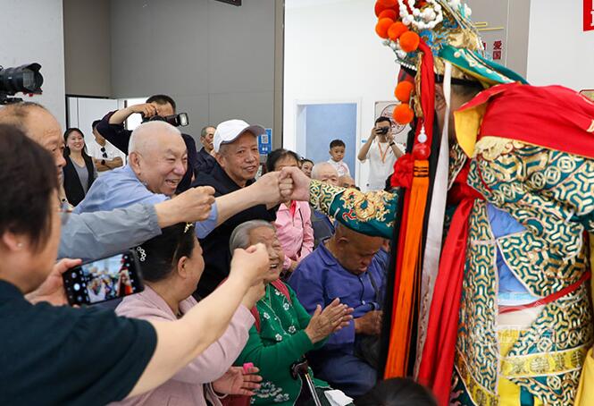 山西太原：戏剧名人进社区