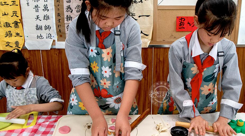 山西太原：巧手展风采 劳动促成长