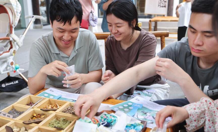夏日古镇游园会 青年的交友平台