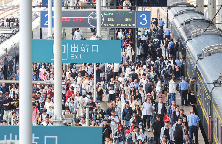 铁路部门保障端午假期旅客平安有序返程