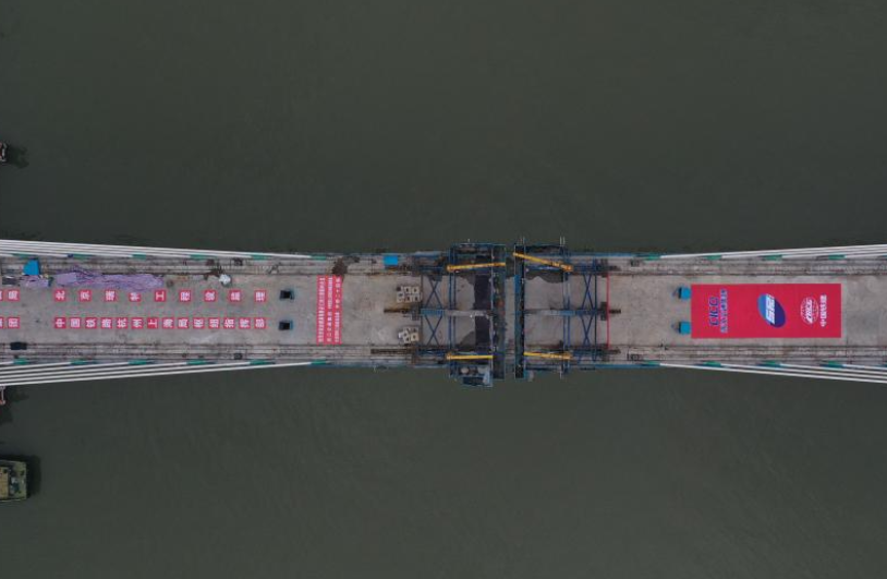 浙江：金建高铁新安江特大桥合龙