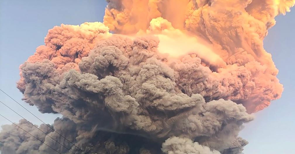 印尼一火山持续喷发