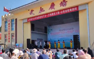 免费送戏下乡 群众乐享惠民大餐
