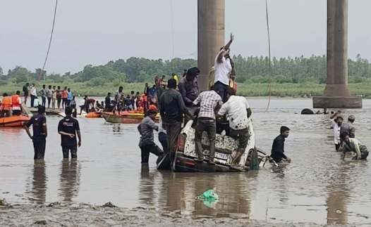 印度一桥梁垮塌造成10人死亡