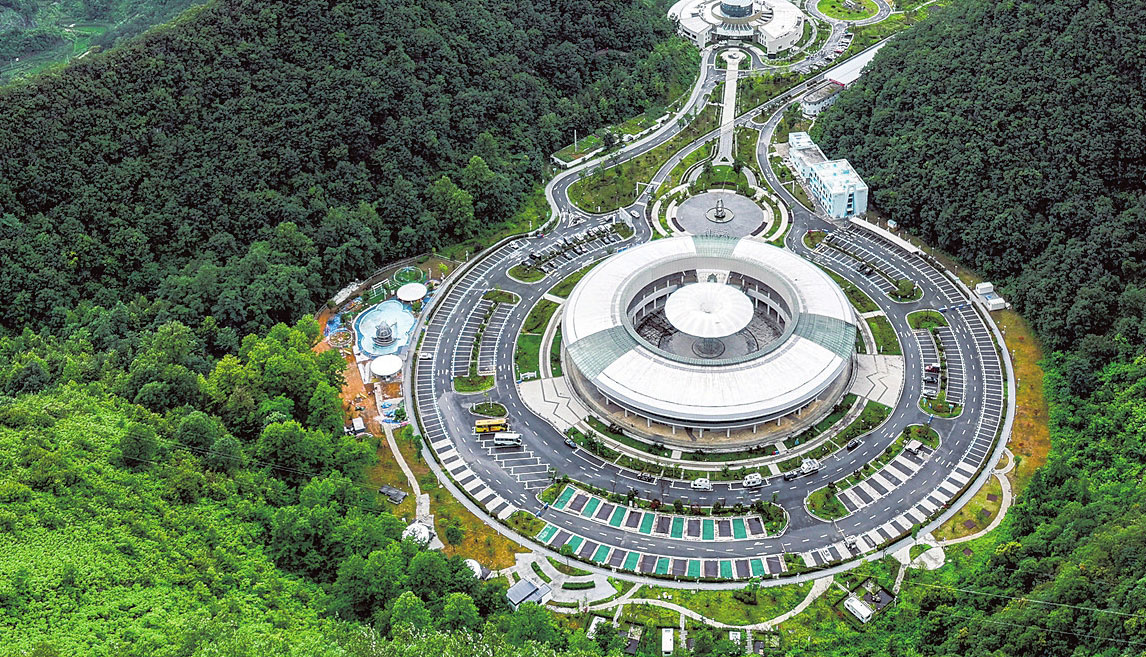桥悬星野处 旅兴万峰间