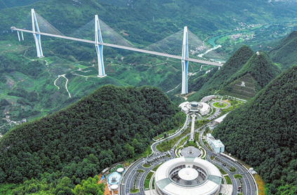 桥悬星野处 旅兴万峰间