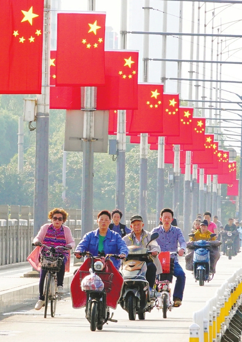 太原街头国旗飘飘喜迎国庆.